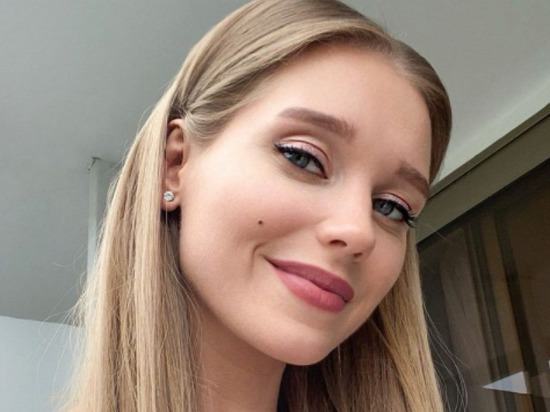 Асмус в облегающем черном бюстгальтере всполошила фанатов