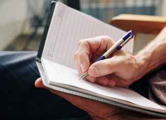 Австралиец передал владельцу потерянный 20 лет назад дневник путешествий