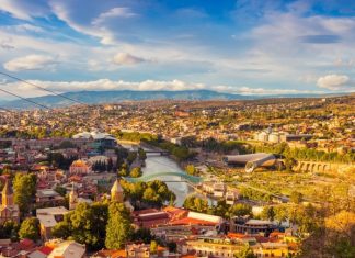 Грузия будет требовать сертификат о вакцинации при въезде. Но не у всех