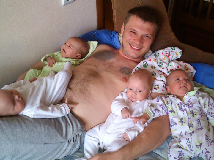 Мама четверняшек рассказала, как справляется с детьми