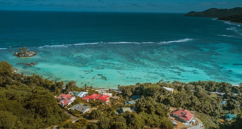 Привитые россияне смогут отдохнуть на Сейшелах без прохождения карантина