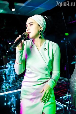 «Сложно найти достойного партнера»: 66-летняя Успенская заговорила о суррогатном материнстве