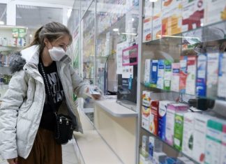 В праздники россияне чаще всего покупали в аптеках маски и антисептики