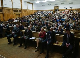 ВС разрешил алиментщикам не оплачивать учебу детей после совершеннолетия