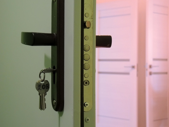 ВС РФ разрешил подселять мать с ребенком в тесные квартиры