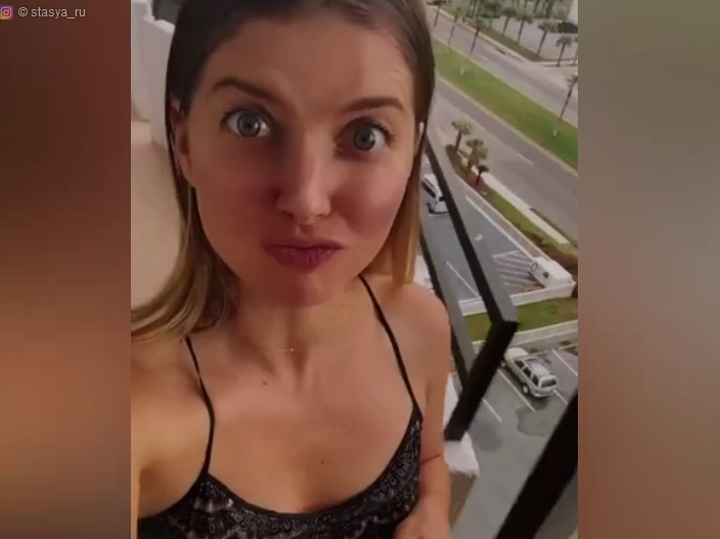 35-летняя Настя Задорожная показала натуральную грудь на балконе