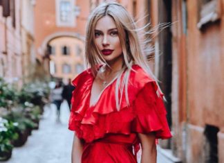 Актриса Рудова ошарашила фанатов обнаженной грудью и мощным прессом