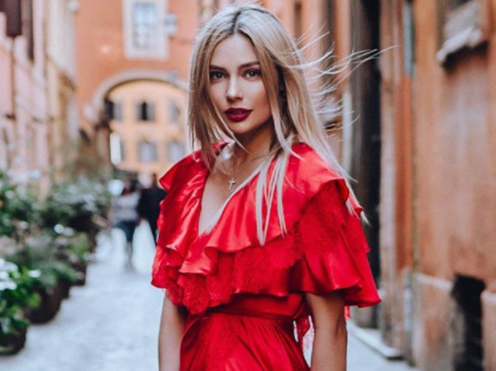 Актриса Рудова ошарашила фанатов обнаженной грудью и мощным прессом