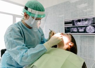 COVID-19 может поражать зубы и десны