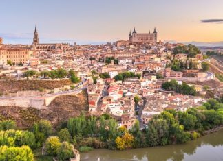 Испания рассчитывает открыться для международного туризма летом