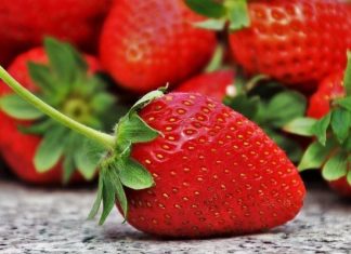 Названы три типа клубники, которые не стоит есть