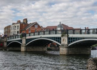 Педагог судится с колледжем из-за увольнения после лекции о сексизме