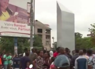 Появившийся в Африке монолит сожгли из страха перед пришельцами