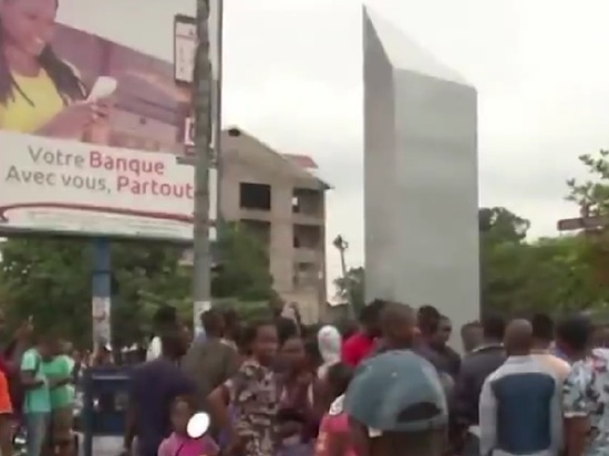 Появившийся в Африке монолит сожгли из страха перед пришельцами