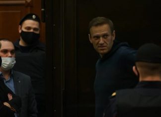 Прокурор попросила заключить Навального под стражу и отправить в колонию