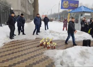 Радикалы устроили очередную акцию под посольством России в Киеве