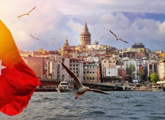 Строгие правила, еда навынос и «секретное место»: россиянка рассказала об отдыхе в Стамбуле в период ограничений