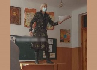 Учительница из Ровно стоя на парте показала ученикам «как надо Украину любить»