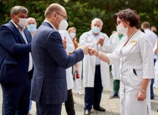 Украина начнет вакцинировать граждан индийским препаратом