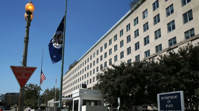 Вашингтон предал своих служащих – чиновники Госдепа требуют российскую вакцину