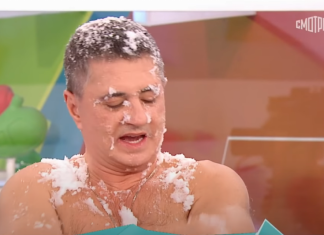 Врач Мясников окунулся в снег во время эфира