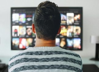 Врач рассказал, как правильно смотреть телевизор