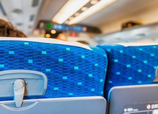 Авиакомпания отменила рейс из-за не желающих надеть маски пассажиров. Теперь ее обвиняют в антисемитизме