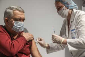 «ЭпиВакКорону» разрешили применять для вакцинации людей старше 60 лет