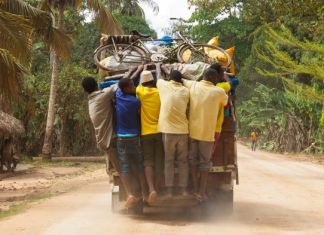 Хаос, обгоны и яма на яме: россиянин рассказал о путешествии по Занзибару на авто