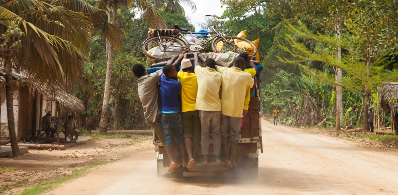Хаос, обгоны и яма на яме: россиянин рассказал о путешествии по Занзибару на авто
