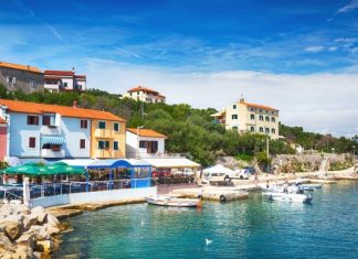 Хорватия разрешит въезд россиянам, привитым «Спутником V»