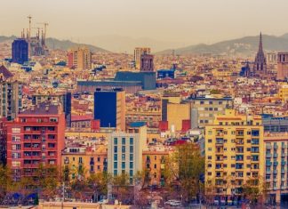 Испания вводит карантин для въезжающих из 10 стран