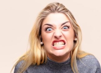 Пассажирку арестовали за плевок в попутчика и расистские оскорбления