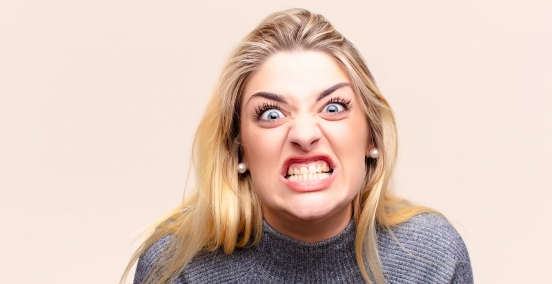 Пассажирку арестовали за плевок в попутчика и расистские оскорбления