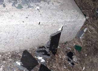 Под Харьковом националисты уничтожили камень «дружбы украинского и русского народов»