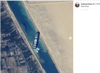 Попытка снять с мели заблокировавшее Суэцкий канал судно провалилась
