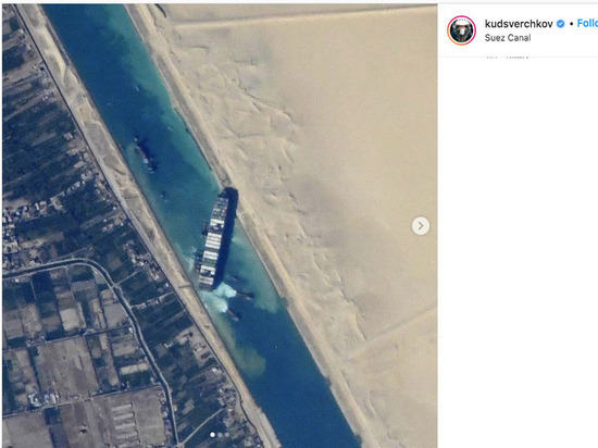 Попытка снять с мели заблокировавшее Суэцкий канал судно провалилась