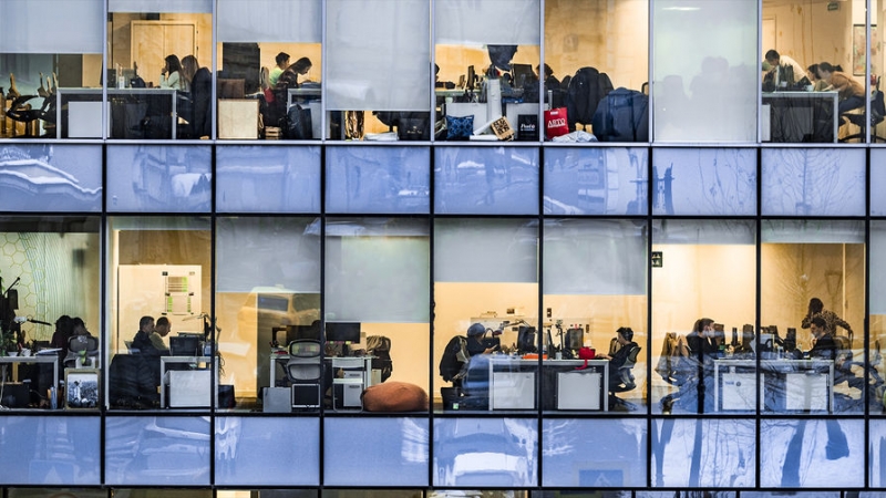 Пора в офис: почему переход на постоянную «удаленку» откладывается