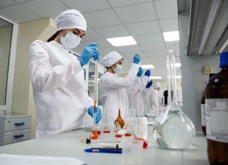 Путину доложили о работе над вакцинами от COVID-19 следующего поколения