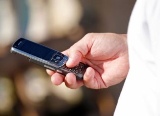 Рассылают спам, регистрируют аккаунты в соцсетях: чем опасны кнопочные телефоны