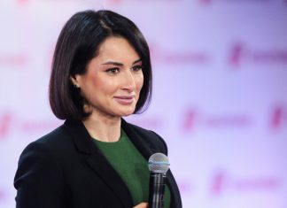 Раздевшаяся Канделаки потребовала не напоминать ей о возрасте