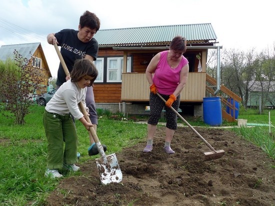 Роспотребнадзор попросил россиян провести майские на родине