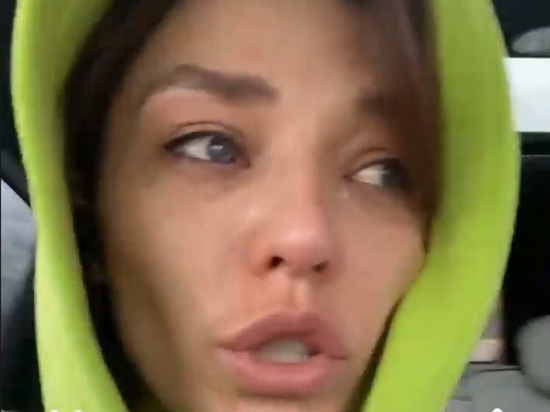 Рыдающая Алина Астровская обратилась к подписчикам из центра Москвы