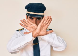 Самолет совершил экстренную посадку из-за напавшего на соседей пассажира