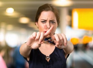 Стюардесса называет три типа состояний, при которых не стоит садиться на борт