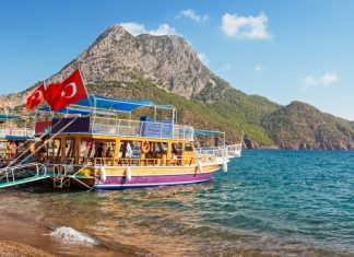 Турция ужесточает ограничения в связи с ростом числа заболевших