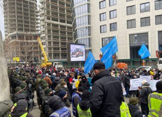 В Киеве прошла акция против закрытия оппозиционных телеканалов