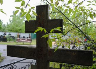 В Липецке по свежим могилам раскидали перечеркнутые фото ребенка