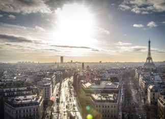 Жители Парижа массово покидают город из-за введения «локдауна»