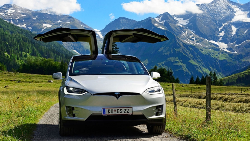 Атака с воздуха: как &laquo;белые хакеры&raquo; взломали Tesla с помощью дрона